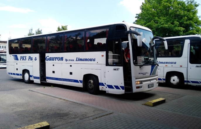 Mniej dalekobieżnych PKS-ów. Cięcia w rozkładach spółek z Limanowej i Szczecina 