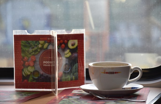 Posiłki „na wynos” w PKP Intercity w pojemnikach z trzciny. Możliwa kawa do własnego kubka