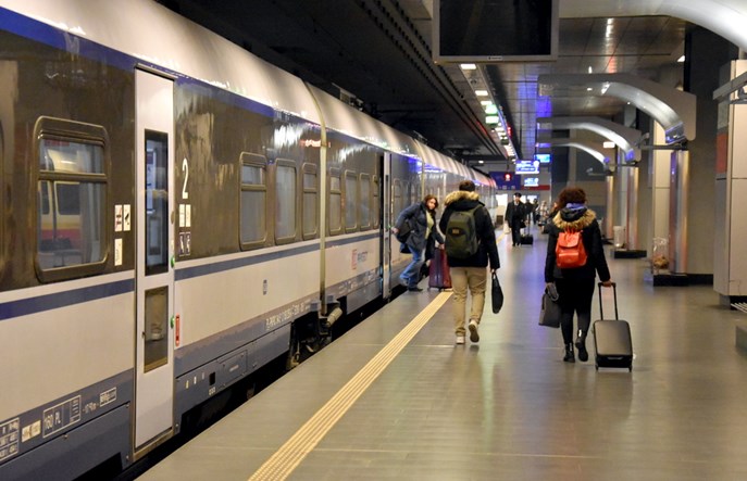 Specjalne pociągi PKP Intercity z Lotniska Chopina w ramach akcji #lotdodomu [aktualizacja]