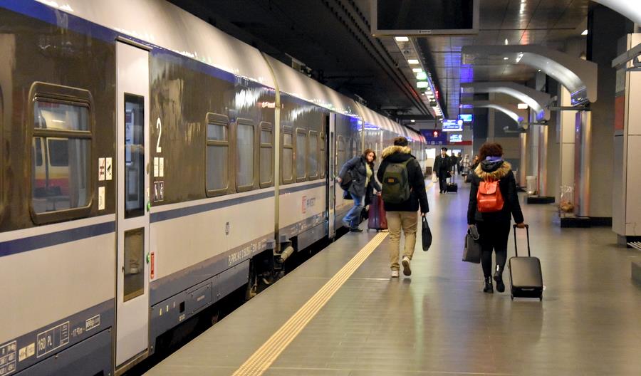 Specjalne pociągi PKP Intercity z Lotniska Chopina w ramach akcji #lotdodomu [aktualizacja]