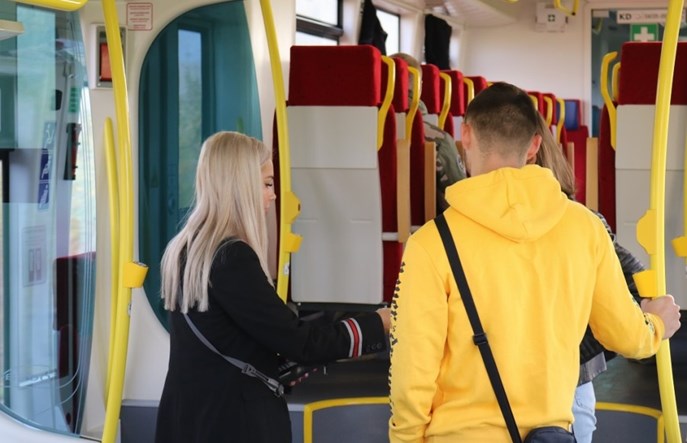 Bezpieczniej kupisz bilet w Kolejach Dolnośląskich. Konduktorzy otrzymali terminale płatnicze