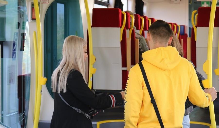 Bezpieczniej kupisz bilet w Kolejach Dolnośląskich. Konduktorzy otrzymali terminale płatnicze Bezpieczniej kupisz bilet w Kolejach Dolnośląskich. Konduktorzy otrzymali terminale płatnicze