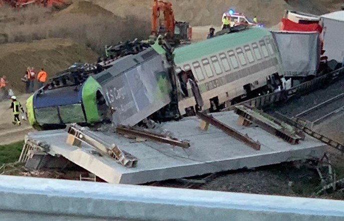 W Niemczech rozbierany most zawalił się wprost przed pociągiem [szczegóły]