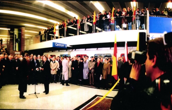 Metro w Warszawie wozi pasażerów już od 25 lat
