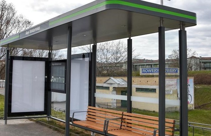 W Poznaniu stanęło już 200 nowych wiat przystankowych