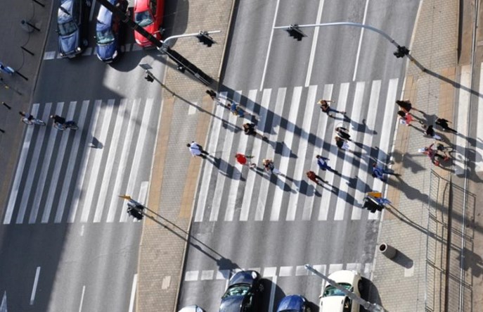 MI: Pierwszeństwo dla pieszych wchodzących, ale nie oczekujących