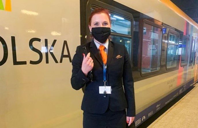 Maseczki uniemożliwiają korzystanie z gwizdków. Kolejarze mają swoje sposoby