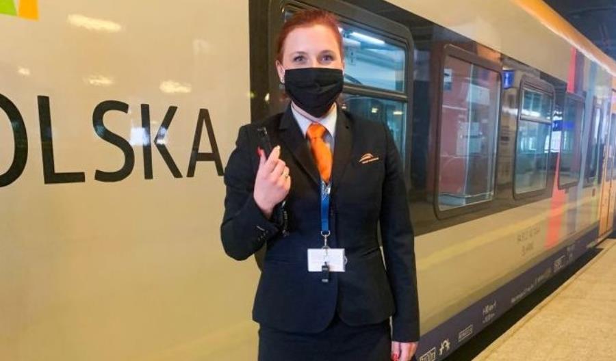 Maseczki uniemożliwiają korzystanie z gwizdków. Kolejarze mają swoje sposoby Maseczki uniemożliwiają korzystanie z gwizdków. Kolejarze mają swoje sposoby