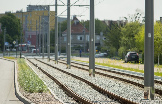 Gdańsk bez szczęścia. Fragment tramwaju w ciągu Nowej Warszawskiej dalej drogi