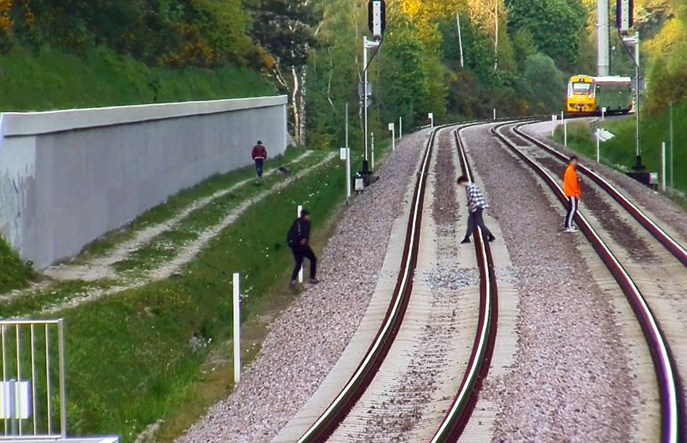 Chuligani układali kamienie na torach PKM