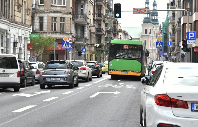 Poznań: Ulica Garbary z buspasem i zielenią