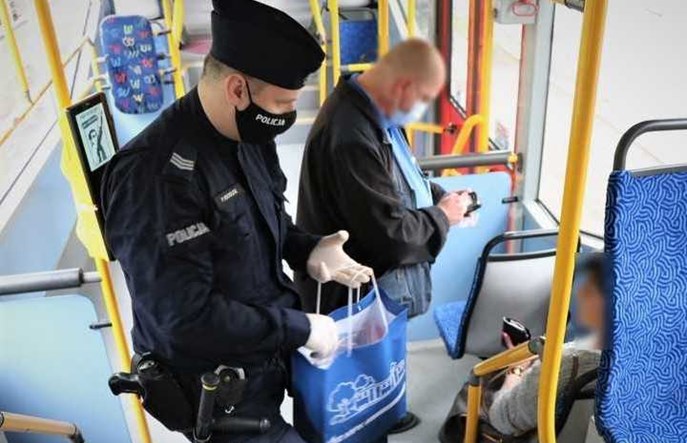Groźna niechęć do maseczek w transporcie publicznym