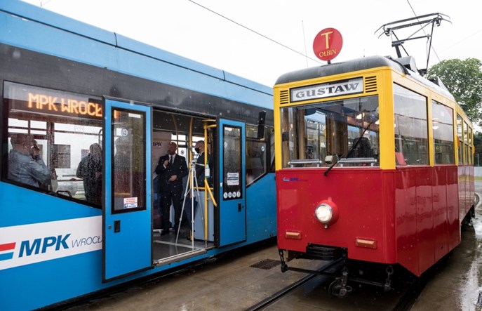MPK Wrocław podpisuje umowy na remonty tramwajów 205 WrAs i 16 T