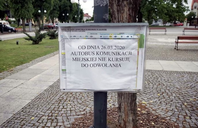 Koronawirus: Nieaktualne rozkłady jazdy na przystankach w całej Polsce