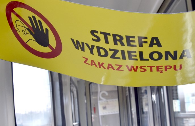 Konduktor i kierownik pociągu PKP Intercity z koronawirusem