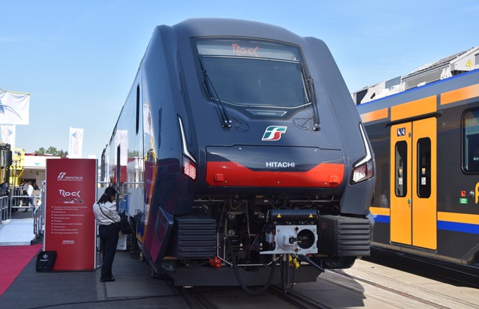 Trenitalia kupi 135 zespołów trakcyjnych z napędem elektryczno-spalinowo-bateryjnym