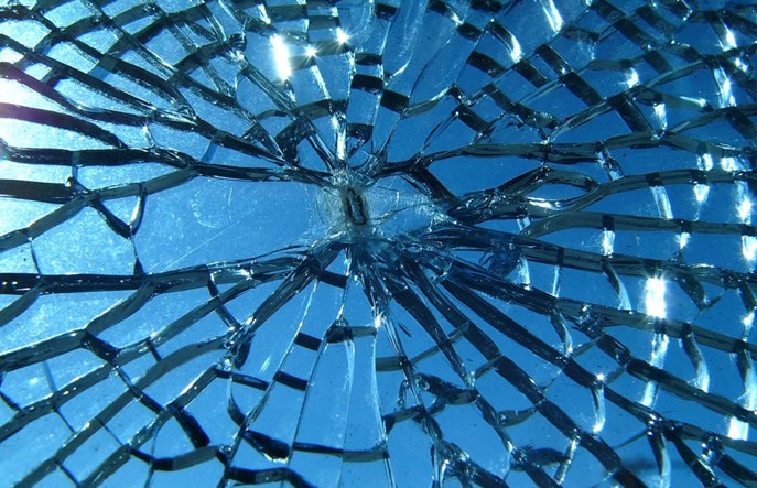 Koleje Śląskie: Wandale rzucają kamieniami w pociągi. Straty na 500 tys. zł