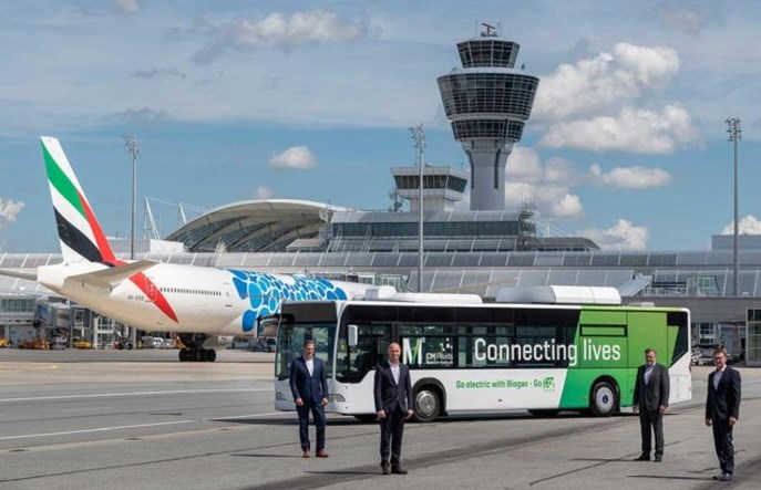 Autobus napędzany odnawialnym biometanem kursuje na lotnisku w Monachium