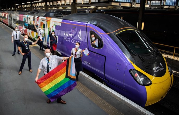 Tęczowe wagony na brytyjskich torach. „Promujemy równe społeczeństwo”