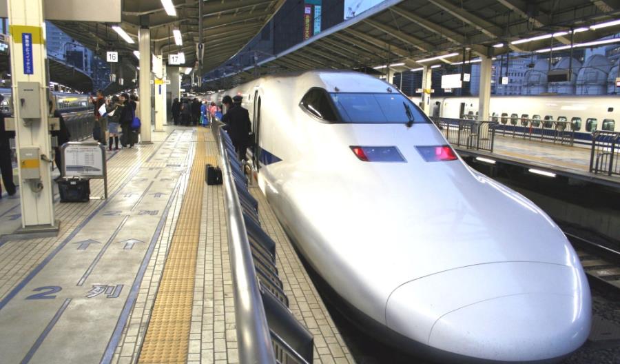 Japońskie szybkie pociągi pasażerskie wożą do Tokio świeżą rybę