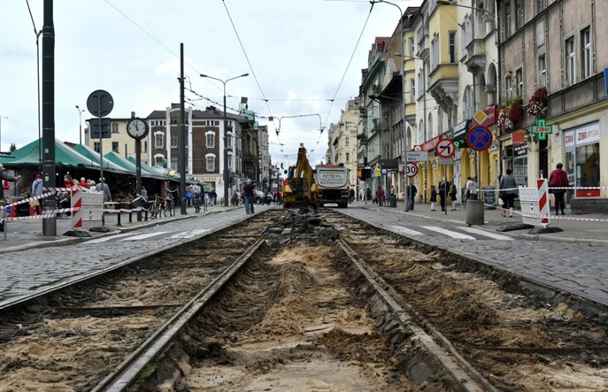Poznań: Rozpoczęła się naprawa torowiska na ul. Dąbrowskiego