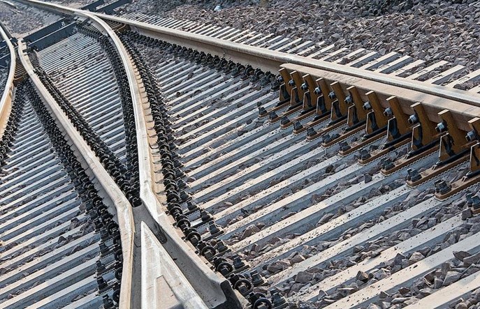 EKG: Kolej rozwija się, ale wolniej, niż transport drogowy