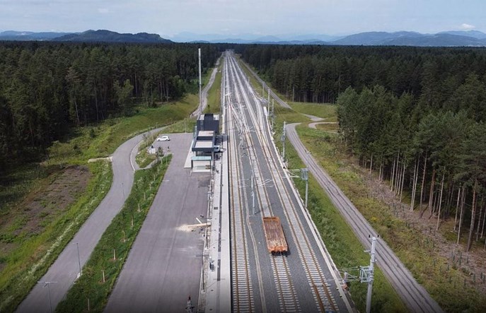 Pociągi dojeżdżają do nowej stacji Mittlern w Austrii na budowanej linii Koralmbahn