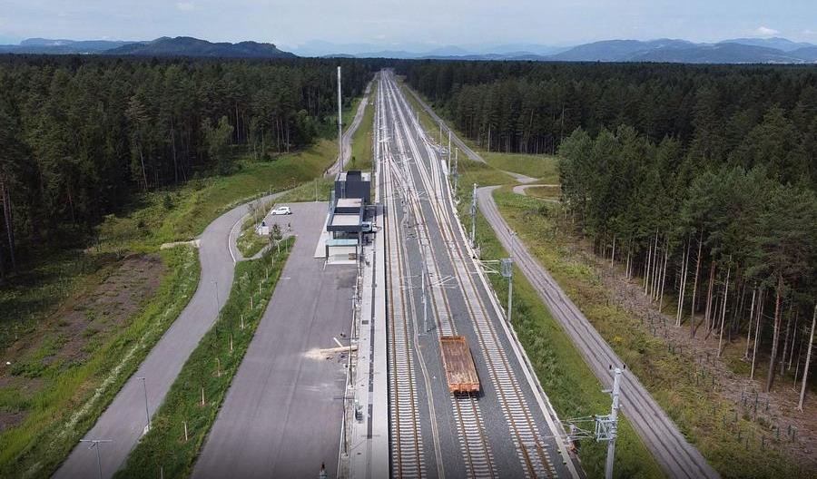 Pociągi dojeżdżają do nowej stacji Mittlern w Austrii na budowanej linii Koralmbahn Pociągi dojeżdżają do nowej stacji Mittlern w Austrii na budowanej linii Koralmbahn