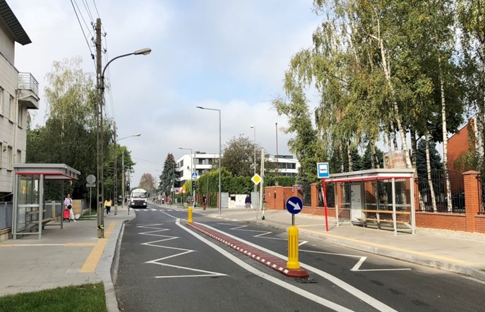 Warszawa: Autobusu nie wyprzedzisz. Kolejne przystanki z separatorami