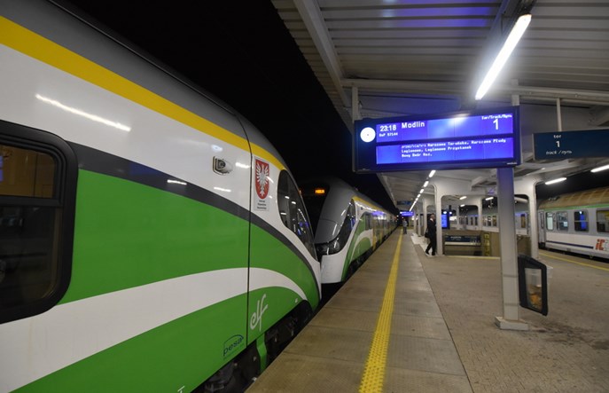 Trzy razy przez Wisłę pociągiem z Lotniska Chopina do Modlina [relacja]