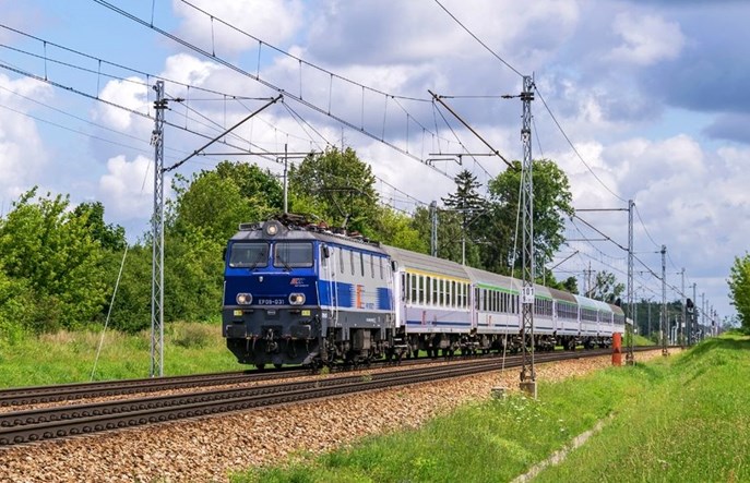 Po ogłoszeniu obostrzeń PKP Intercity wzmocniło już 77 pociągów 108 wagonami