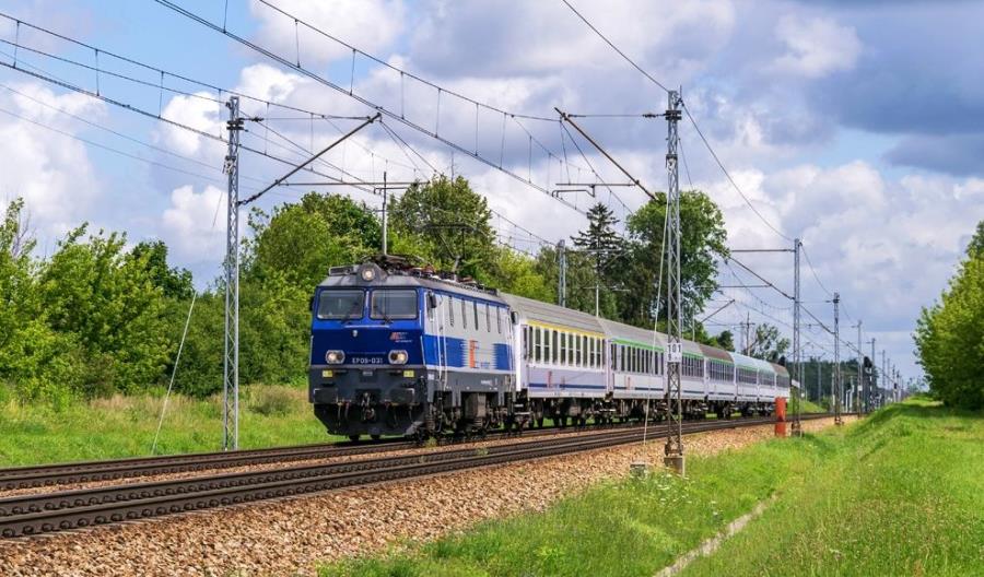 Po ogłoszeniu obostrzeń PKP Intercity wzmocniło już 77 pociągów 108 wagonami Po ogłoszeniu obostrzeń PKP Intercity wzmocniło już 77 pociągów 108 wagonami