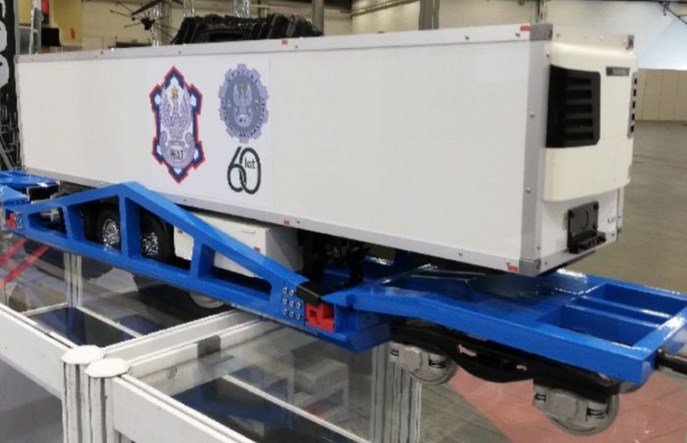 WAT udostępnia obrotowy wagon do przewozu ciężarówek