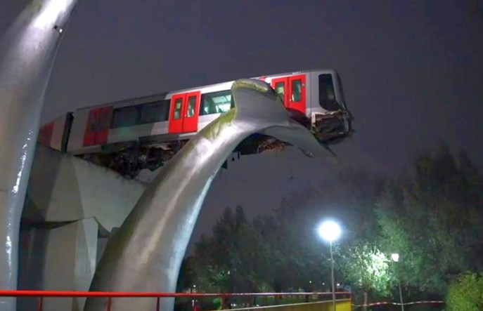 Holandia: Pociąg metra zawisł na... ogonie wieloryba Holandia: Pociąg metra zawisł na... ogonie wieloryba