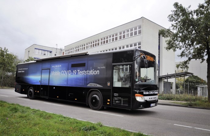 Międzymiastowy autobus Setry jako mobilna stacja do testów na COVID-19