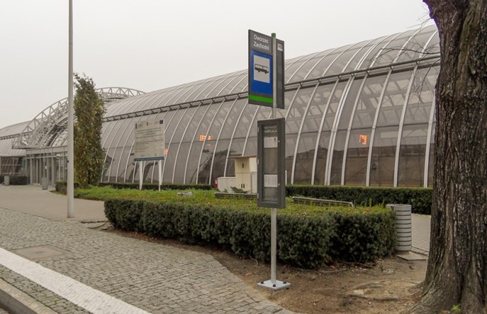 Poznań: Rusza montaż nowych słupków przystankowych z gablotami