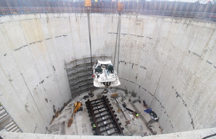 Łódź: Pierwsze elementy dużej tarczy TBM są już w komorze startowej