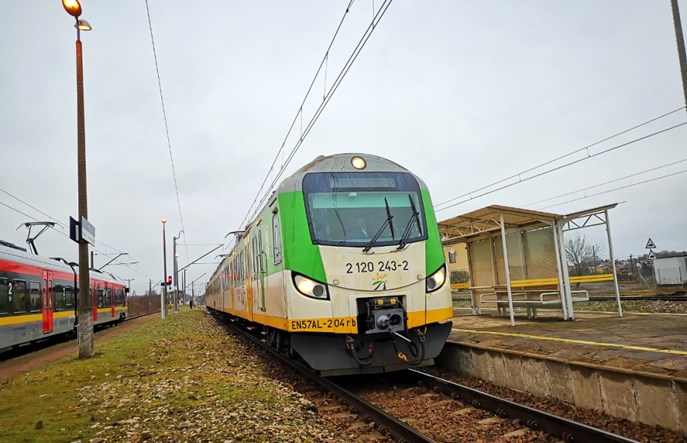 Drzewica: Przesiadki na peronie ziemnym. Czy doczekamy się jego remontu? 