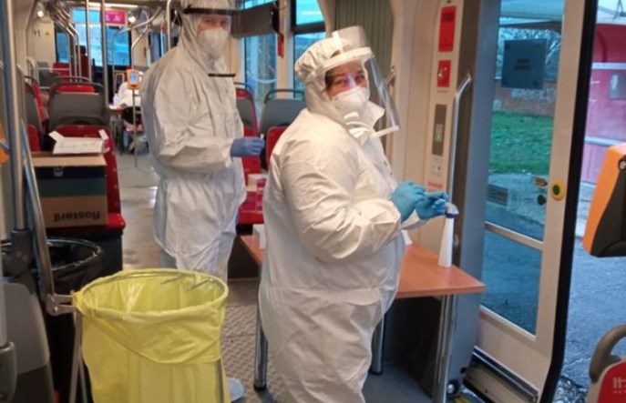 Strażacy i ratownicy medyczni z Polski pomagają Słowakom w walce z COVID-19. W tramwaju