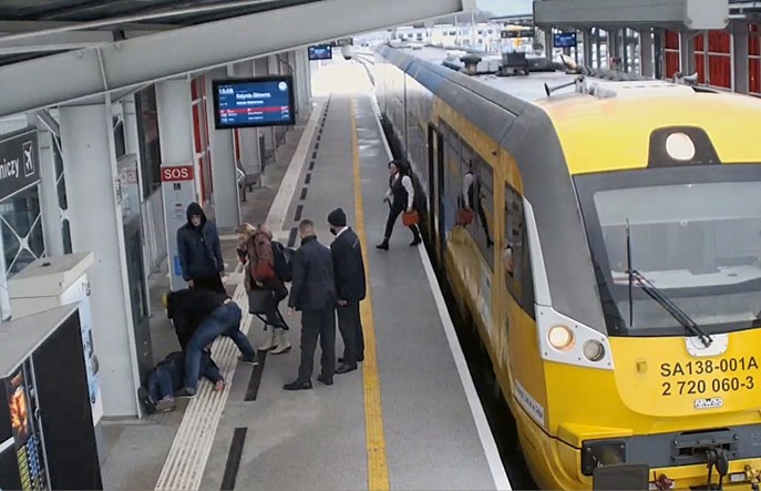 Akcja ratunkowa na peronie. Pasażer i kierowniczka pociągu Polregio uratowali pasażera