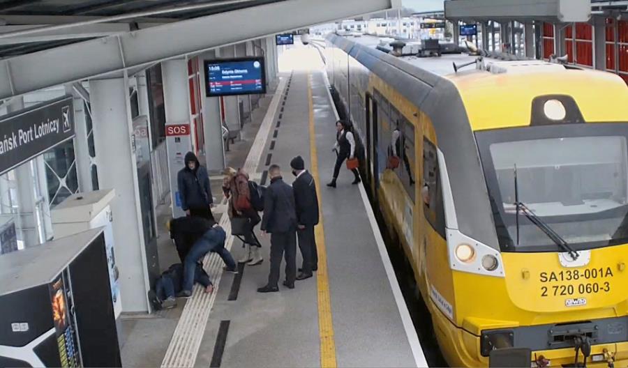 Akcja ratunkowa na peronie. Pasażer i kierowniczka pociągu Polregio uratowali pasażera Akcja ratunkowa na peronie. Pasażer i kierowniczka pociągu Polregio uratowali pasażera
