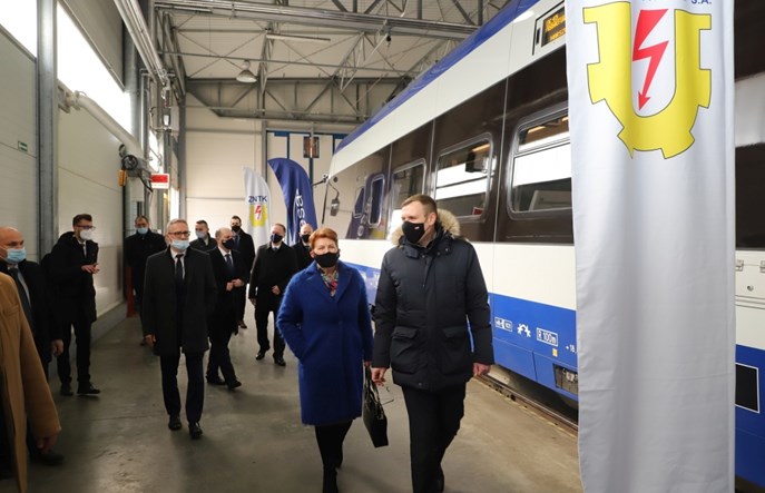 PKP Intercity: Unowocześnienie ED74 to komfort dla pasażerów. Dobra współpraca z Pesą