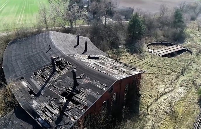 Pasjonaci i konserwator chcą ratować parowozownię w Pruszczu Bagienicy