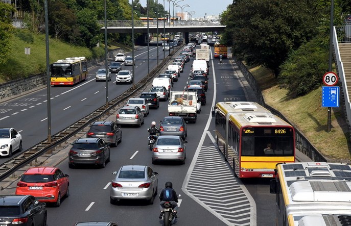 Jak państwo radzi sobie z autami trującymi środowisko? Bardzo źle
