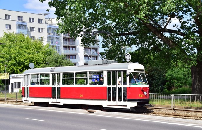 Ruszają warszawskie linie turystyczne. Kultową parówką po szynach