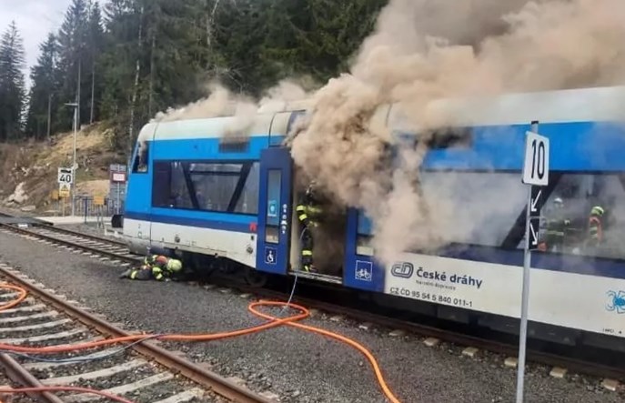 Tuż przy polskiej granicy spalił się czeski autobus szynowy