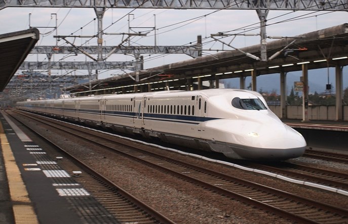 Japonia. Maszynista w toalecie, konduktor prowadził shinkansena