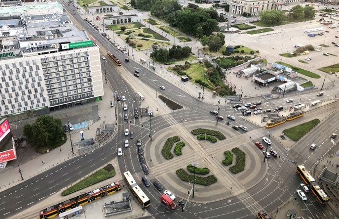 Warszawa: Nie ma miejsca na autobusy na torowisku tramwajowym w Alejach
