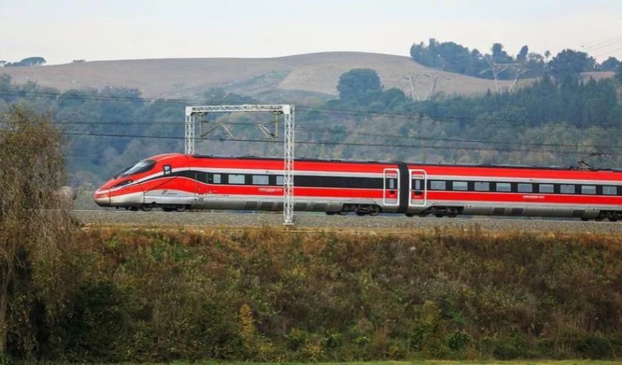 Ofensywa Trenitalii. Nowa Frecciarossa nocą Ofensywa Trenitalii. Nowa Frecciarossa nocą