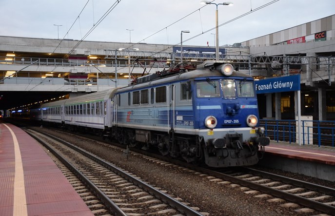 Groźne zdarzenie w Poznaniu, pasażer wpadł między peron a odjeżdżający pociąg